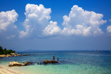 Fototapeta premium Tropical sea and beautiful cloudy sky in Thailand.