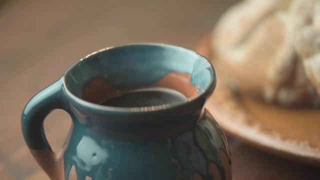 Caf&eacute; de olla con pan de muerto 