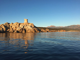 La Punta d'Omigna de Carg&egrave;se (Carghjese) et sa Tour vues depuis la mer peu avant le coucher de Soleil
