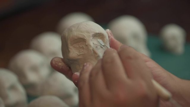 Calaveritas ofrenda día de muertos modelado pasta escultura artesanía decoración colores pintura mexicano close up