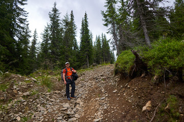 Obraz premium Man with two backpacks hiking