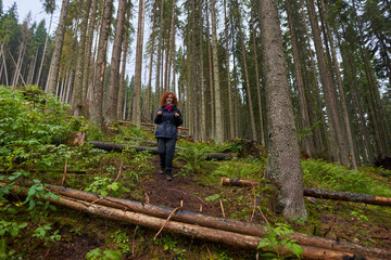Obraz premium Woman hiking in a rainy day
