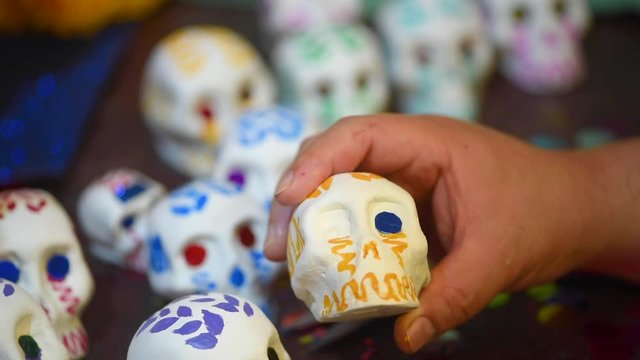Calaveritas ofrenda d&iacute;a de muertos pintando artesan&iacute;a decoraci&oacute;n colores pintura mexicano close up