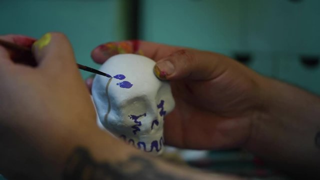 Calaveritas ofrenda día de muertos pintando artesanía decoración colores pintura mexicano close up