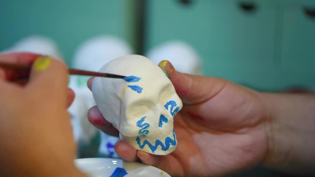 Calaveritas ofrenda d&iacute;a de muertos pintando artesan&iacute;a decoraci&oacute;n colores pintura mexicano close up