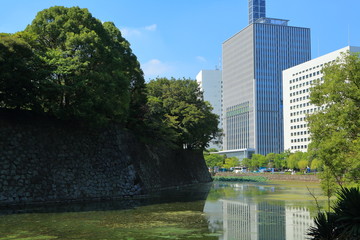 江戸城跡の清水濠とオフィスビル群