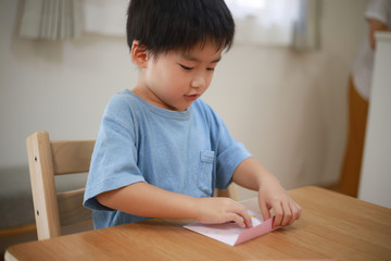 Naklejka premium 手紙を封筒に入れる男の子