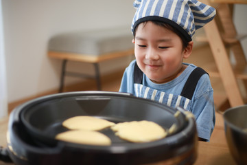 ホットケーキを焼く男の子