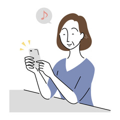 楽しそうな表情でスマホを見る中年女性