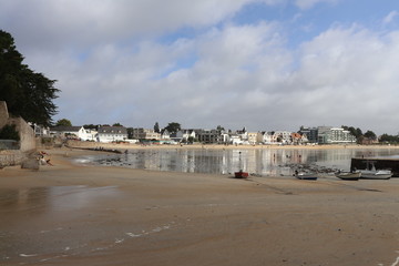 La plage de Larmor-Plage le long de l'océan atlantique, ville de Larmor-Plage, département du Morbihan, région Bretagne, France