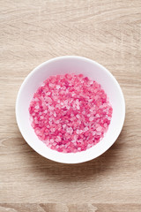 Obraz na płótnie Canvas Himalayan pink salt in ceramic cup on wooden table
