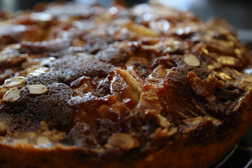 Nahaufnahme von einem Apfelkuchen mit Mandeln