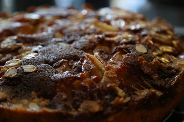 Nahaufnahme von einem Apfelkuchen mit Mandeln