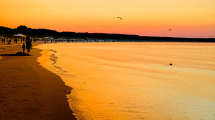  Sonnenuntergang &uuml;ber der Ostsee in Swinem&uuml;nde, Polen. Sunset over the Baltic Sea in Świnoujście, Poland.