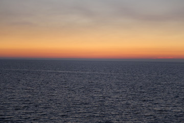 Sonnen Untergang mit orange farbenen  Himmel an der Ostsee