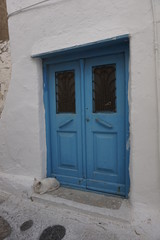 Fototapeta na wymiar blue door city of mikonos, europe 