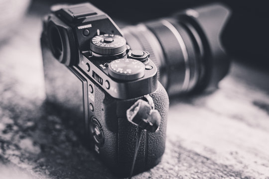 Seitenansicht einer modernen Digital Kamera in einer schwarz wei&szlig;e Nahaufnahme 