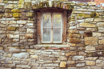 alte Naturstein Mauer mit holzgerahmten vier Scheiben Fenster