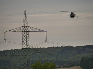 Helikopter an einer Hochspannungsleitung © Edmund Michels