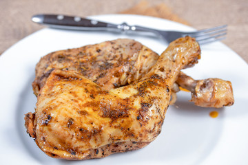 cuisses de poulet rôti dans une assiette
