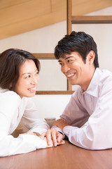 Fototapeta premium 会話するミドル夫婦