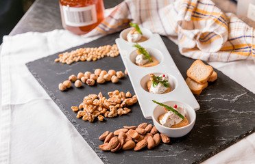 Tostas Com Queijo, Mel e Frutos Secos