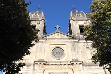 Fototapeta na wymiar La cathédrale Notre Dame de Dax vue de l'extérieur, ville de Dax, département des Landes, France