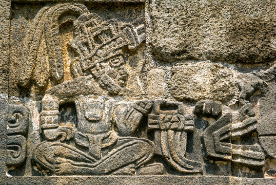 Detalle ornamental en la piramide de la serpiente enplumada.Yacimiento Azteca de Xochicalco. Estado de Morelos.Mexico.