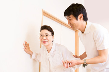 シニア女性を介護する介護福祉士
