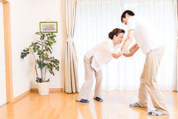 シニア女性を介護する介護福祉士