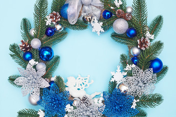Fototapeta na wymiar christmas wreath on a blue background, flatley, copyspace