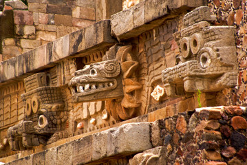 Imagen de la serpiente enplumada(Quetzalcóatl) y del dios de la lluvia (Tláloc).Piramide del...