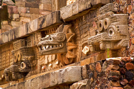 Imagen de la serpiente enplumada(Quetzalc&oacute;atl) y del dios de la lluvia (Tl&aacute;loc).Piramide del templo de Quetzalc&oacute;at(250-300 dc).Teotihuac&aacute;n. Estado de Mexico.Mexico.