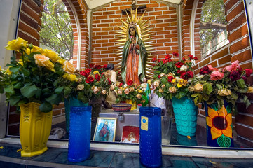 Fototapeta na wymiar Capilla dedicada a la Virgen de Guadalupe. Mercado de Cuernavaca. Estado de Morelos.Mexico.