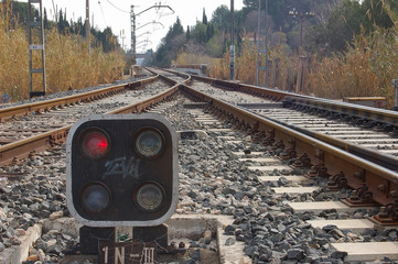 Semáforo ferroviario con vías