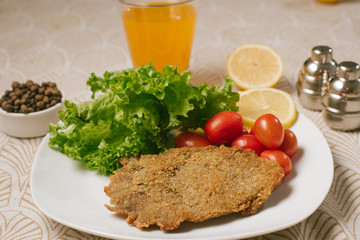 Milanesa con ensalada