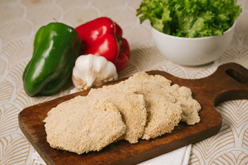 Milanesas Crudas en Tabla de madera © Nicolas