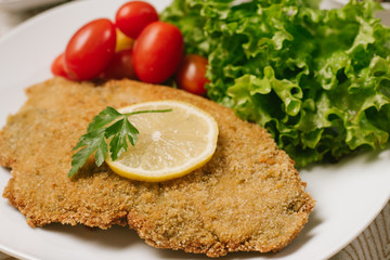 Milanesas con ensalada en plato