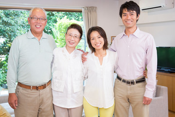 笑顔の二世帯家族