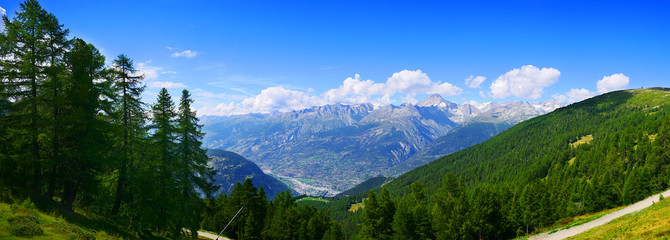 Visp, Schweiz: Panorama des im Tal gelegen Visp