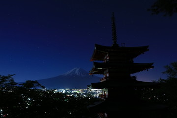 五重塔と夜の富士山