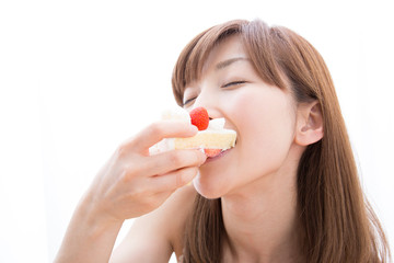 ケーキを食べる女性