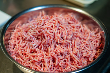 ボウルに入ったミンチ肉