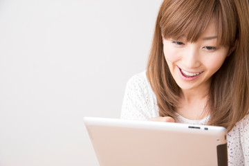 タブレットPCを見る女性
