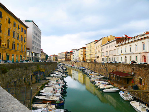 Livorno, Italien: Ein schöner Kanal, der sich durch die Stadt zieht