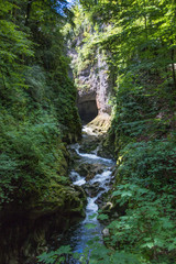 Fototapeta na wymiar Cascade et gorges de la Langouette, dans le Jura à les Planches-en-montagne