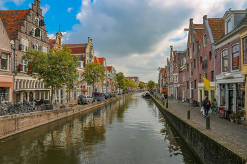 Fototapeta na wymiar In Alkmaar, Niederlande am Kanal
