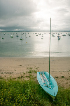 bateau &eacute;chou&eacute; sur la plage &agrave; damgan en bretagne
