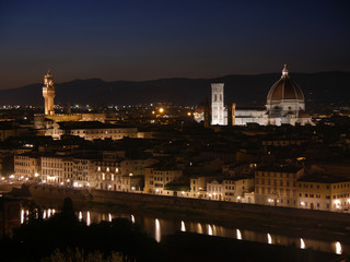 Fototapeta premium Florenz, Italien: Nächtlicher Blick auf die Stadt
