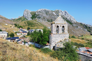 Fototapeta na wymiar Views of ermitage of Villafeliz de Babia village, Spain